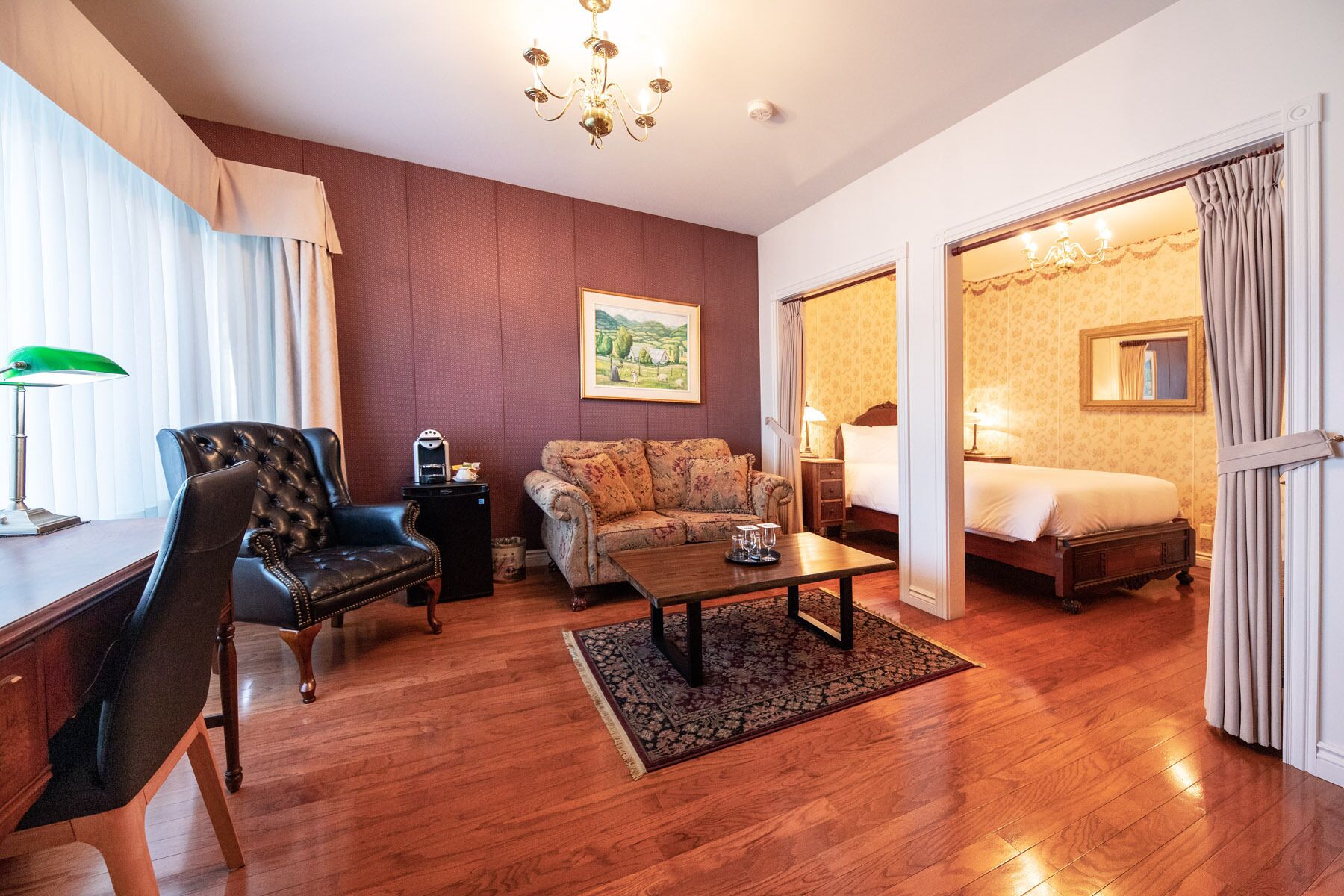 classic suite, double murphy bed | living area | flat-screen tv