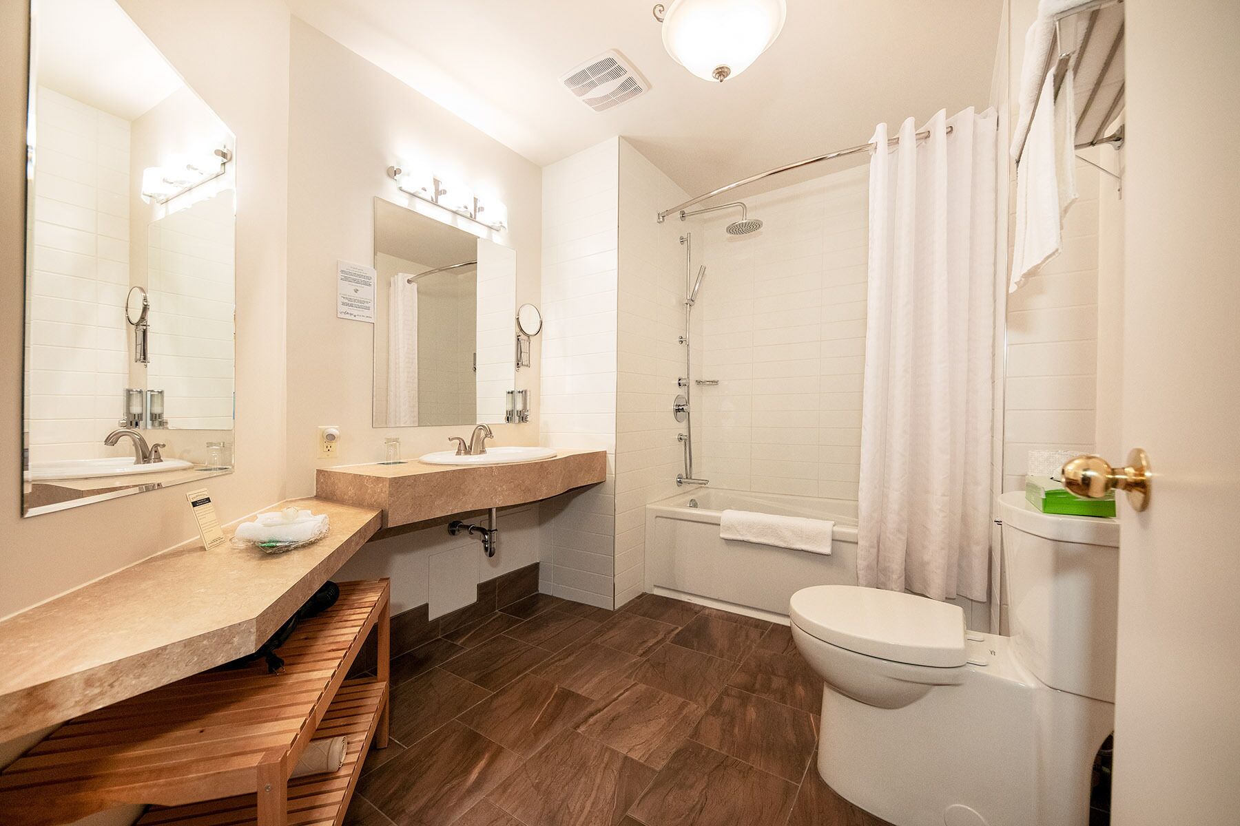 classic suite, double murphy bed | bathroom | combined shower/bathtub, free toiletries, hair dryer, towels