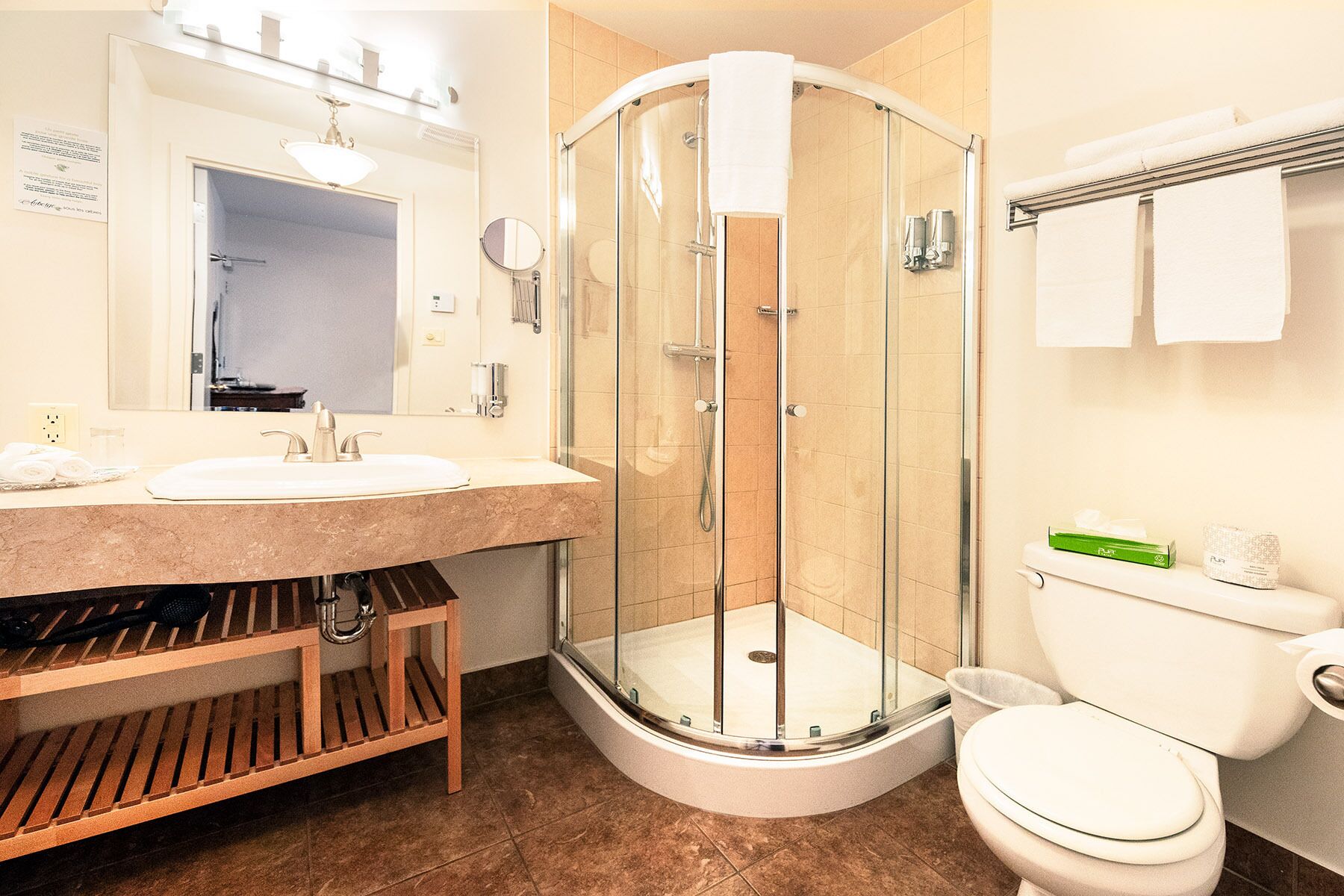 standard room, 1 queen bed | bathroom | combined shower/bathtub, free toiletries, hair dryer, towels