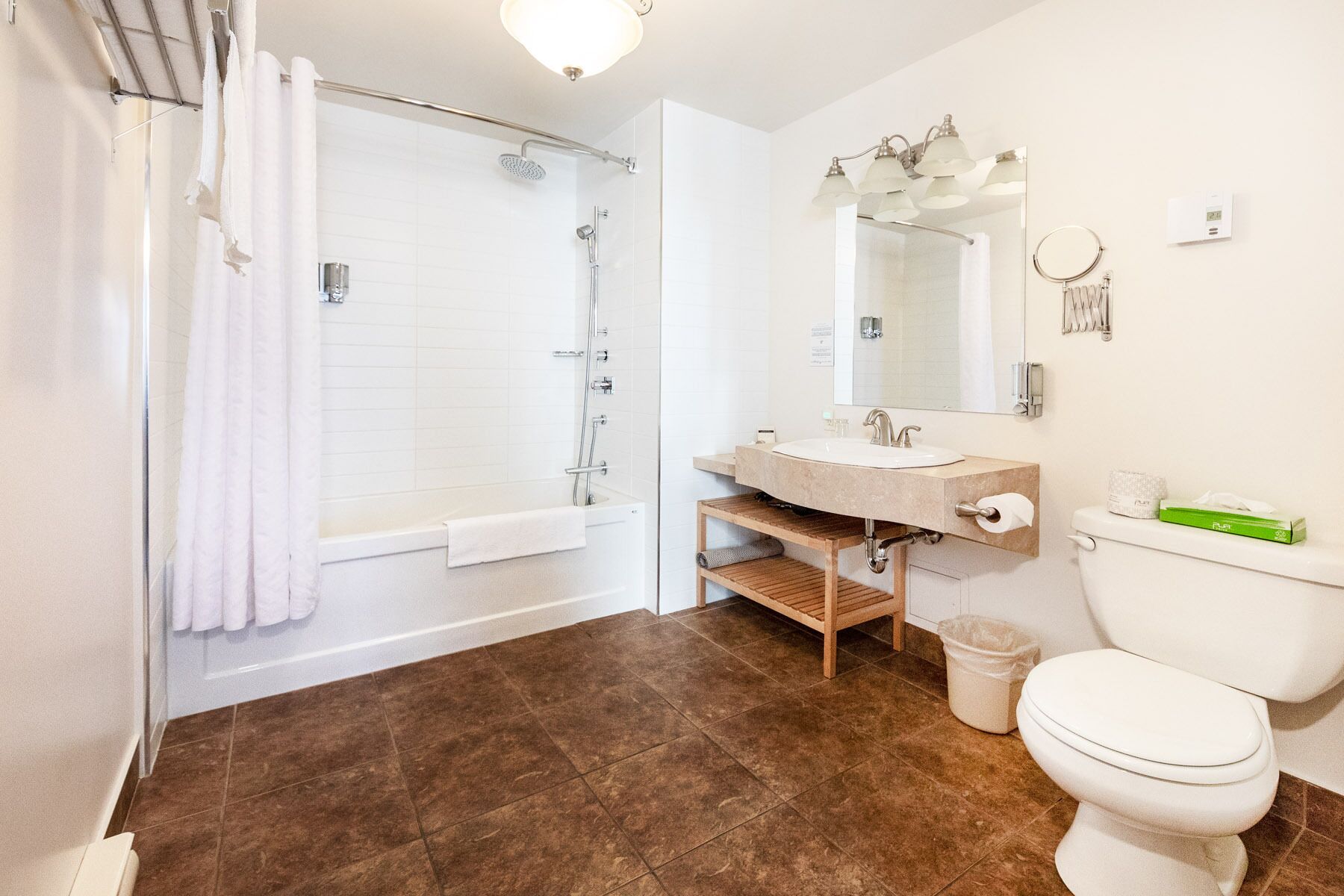 superior room, 1 queen bed | bathroom | combined shower/bathtub, free toiletries, hair dryer, towels