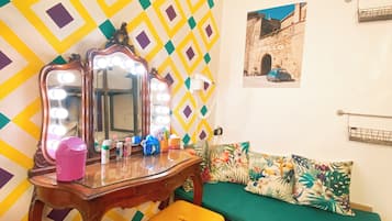 Dormitorio compartido tradicional | Ropa de cama hipoalergénica y caja de seguridad en la habitación