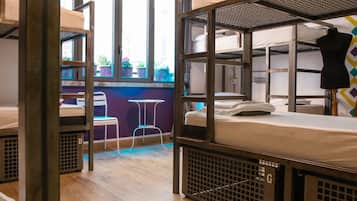 Ropa de cama hipoalergénica y caja de seguridad en la habitación