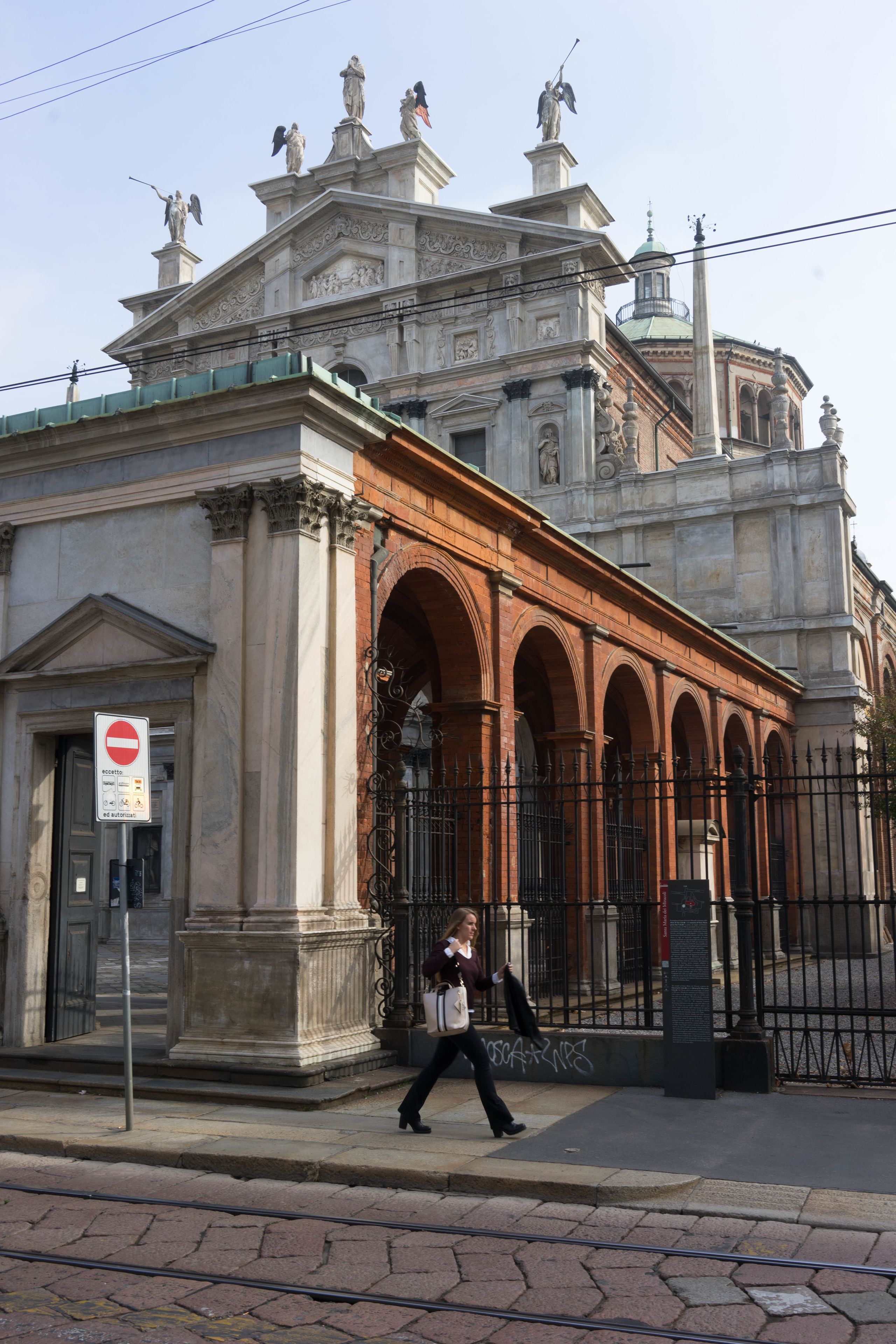 Un edificio histórico con arquitectura clásica, que incluye columnas y estatuas.