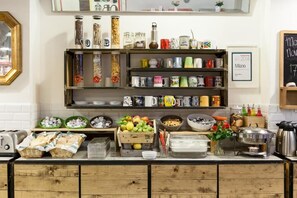 Petit déjeuner buffet (9.9 EUR par personne)