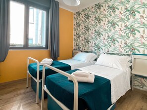 Habitación con 1 cama doble o 2 individuales | Ropa de cama hipoalergénica, caja fuerte, mobiliario individual