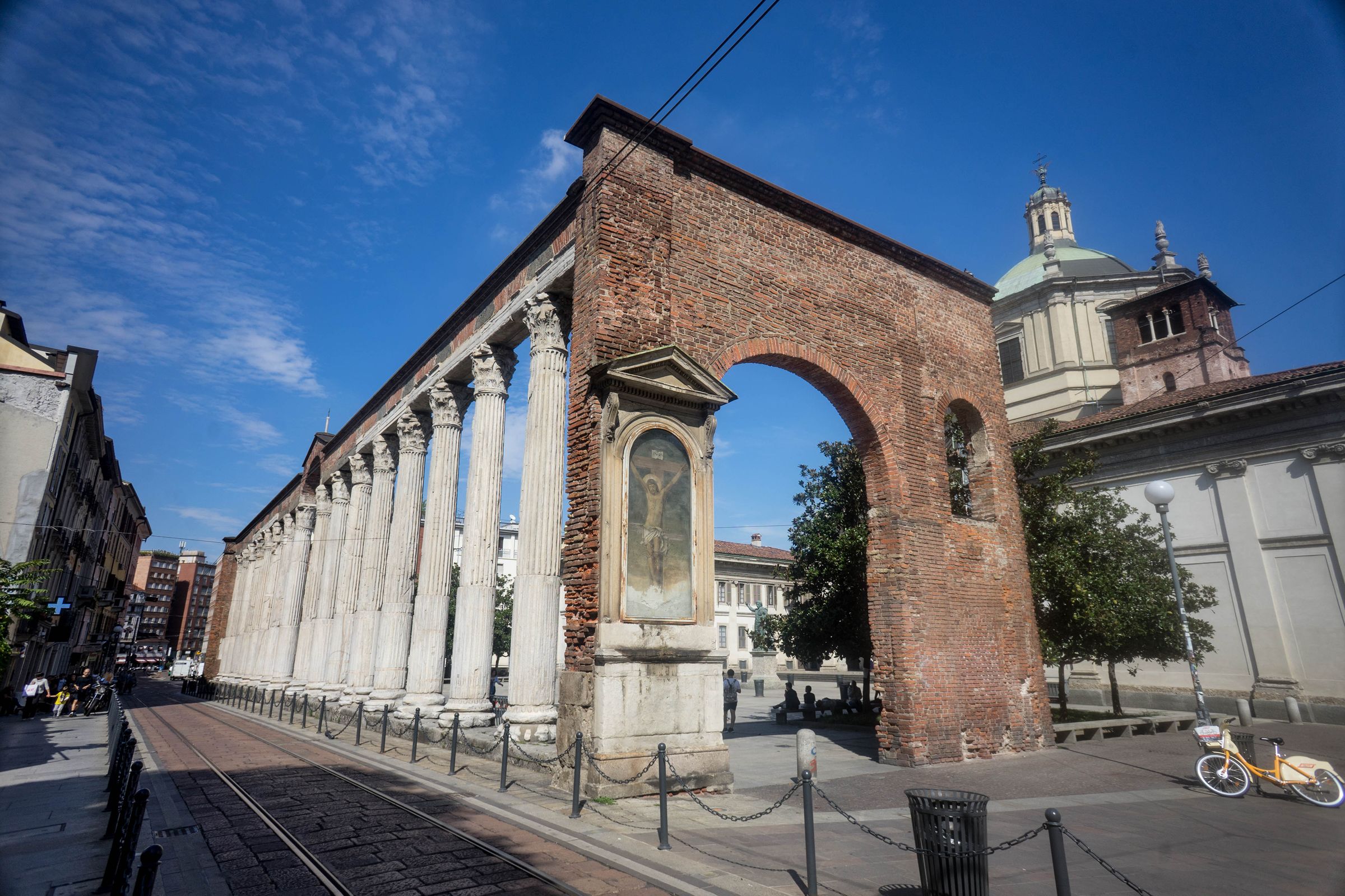 Un edificio histórico con un gran arco, columnas y una cúpula.