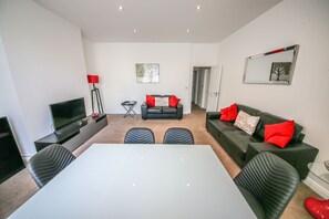 Luxury Apartment, 2 Bedrooms, Beachside (Apt 5) | Living area