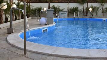 Piscine extérieure, parasols de plage, chaises longues