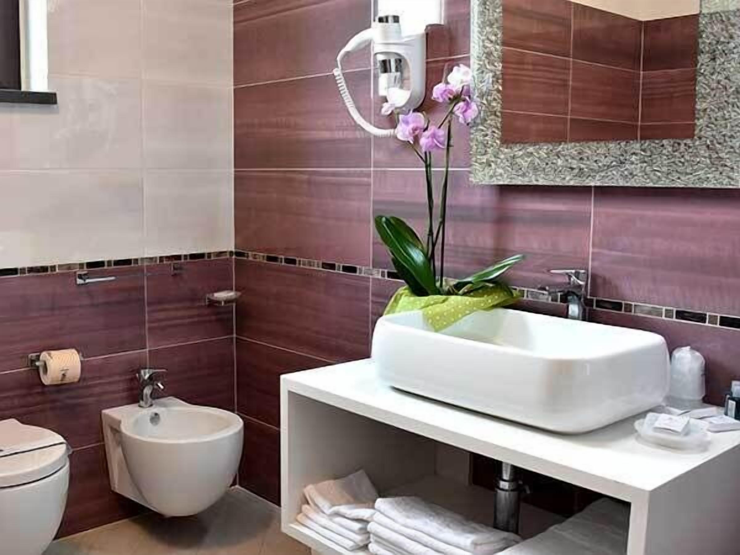 executive suite, multiple beds | bathroom | free toiletries, hair dryer, bidet, towels