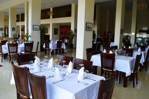 Breakfast, lunch and dinner served - Taybeh Golden Hotel (Taybeh)