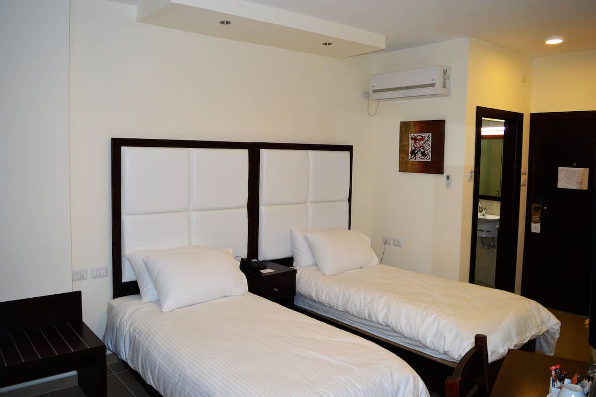 Minibar, brankas, meja kerja, dan tirai kedap cahaya