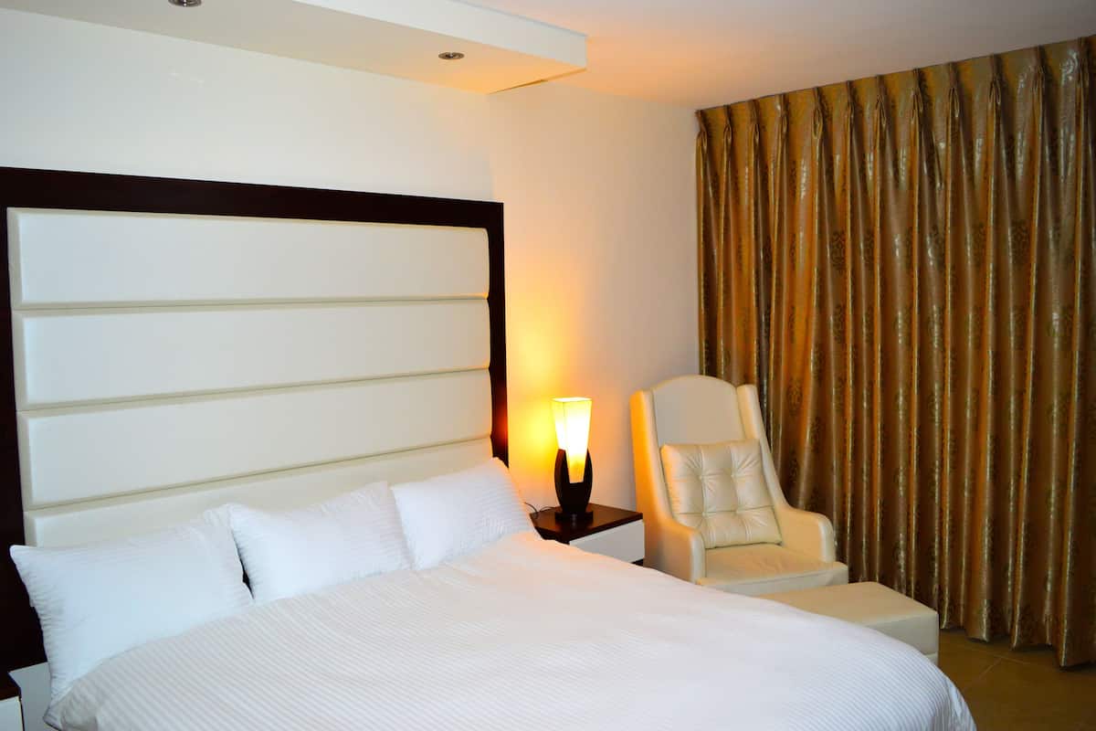 Minibar, brankas, meja kerja, dan tirai kedap cahaya