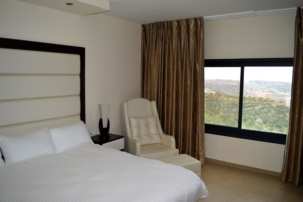 Habitación cuádruple Deluxe, varias camas | Minibar, caja de seguridad en la habitación y escritorio 