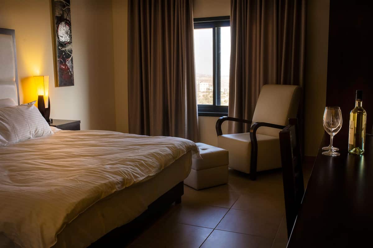 Kamar Double Premium, 1 Tempat Tidur King dengan tempat tidur Sofa | Minibar, brankas, meja kerja, dan tirai kedap cahaya