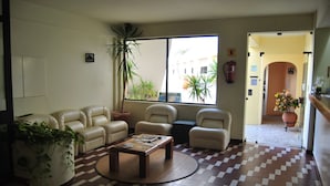 Lobby sitting area - Apartamentos Olhos do Mar (Albufeira)