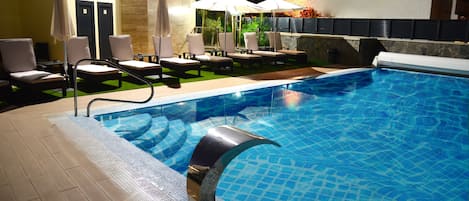 Ulkouima-allas, aurinkotuoleja