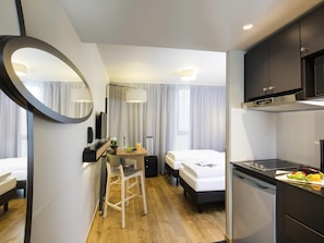 Desk, soundproofing, free cribs/infant beds, free WiFi