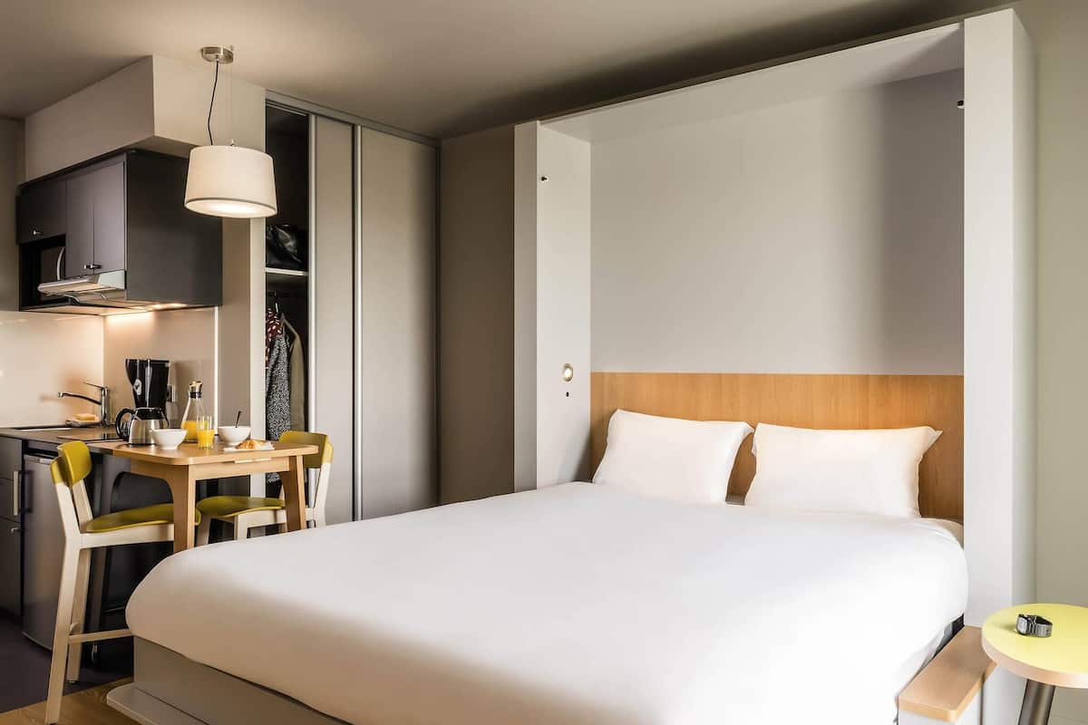 Studio, 1 lit double | Bureau, chambres insonorisées, lits bébé (gratuits), Wi-Fi gratuit