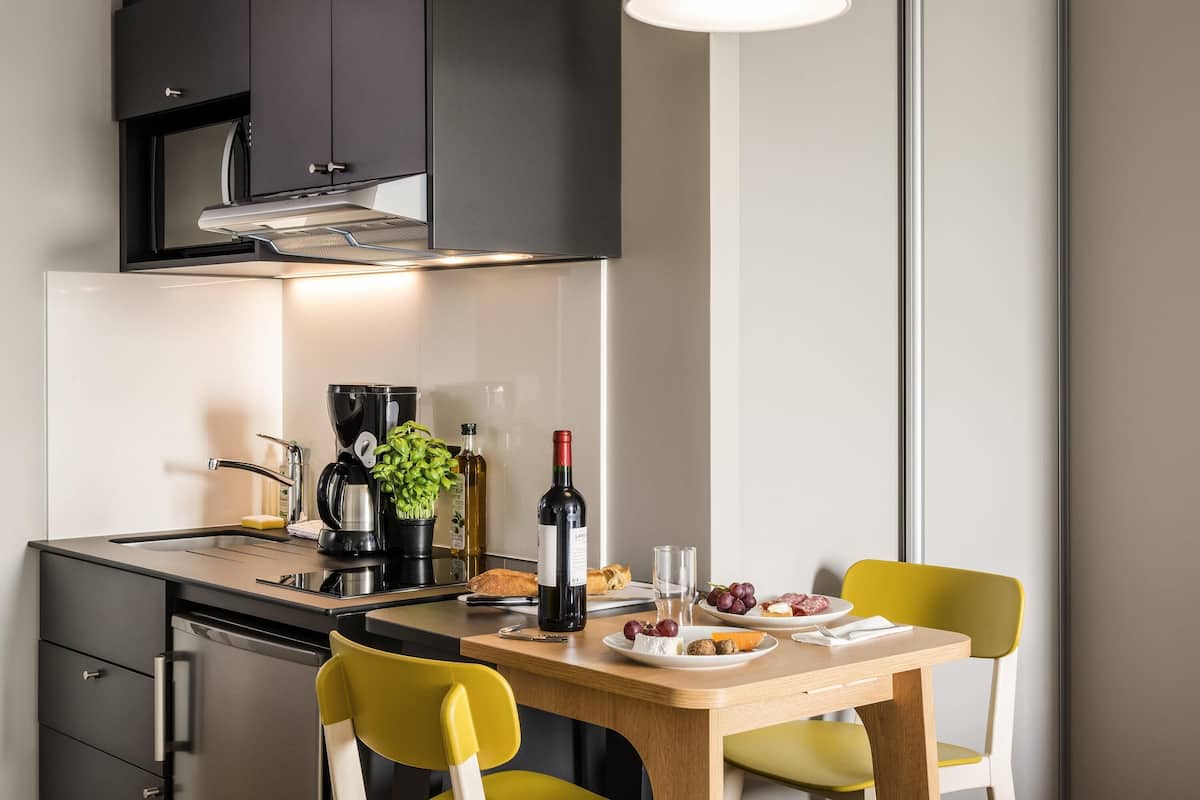 Escriptori, habitacions insonoritzades i bressols gratuïts