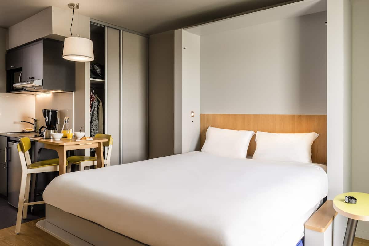 Studio, 1 lit double | Bureau, chambres insonorisées, lits bébé (gratuits), Wi-Fi gratuit