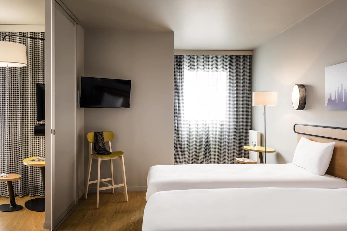 Een bureau, geluiddichte muren, gratis babybedden, gratis wifi