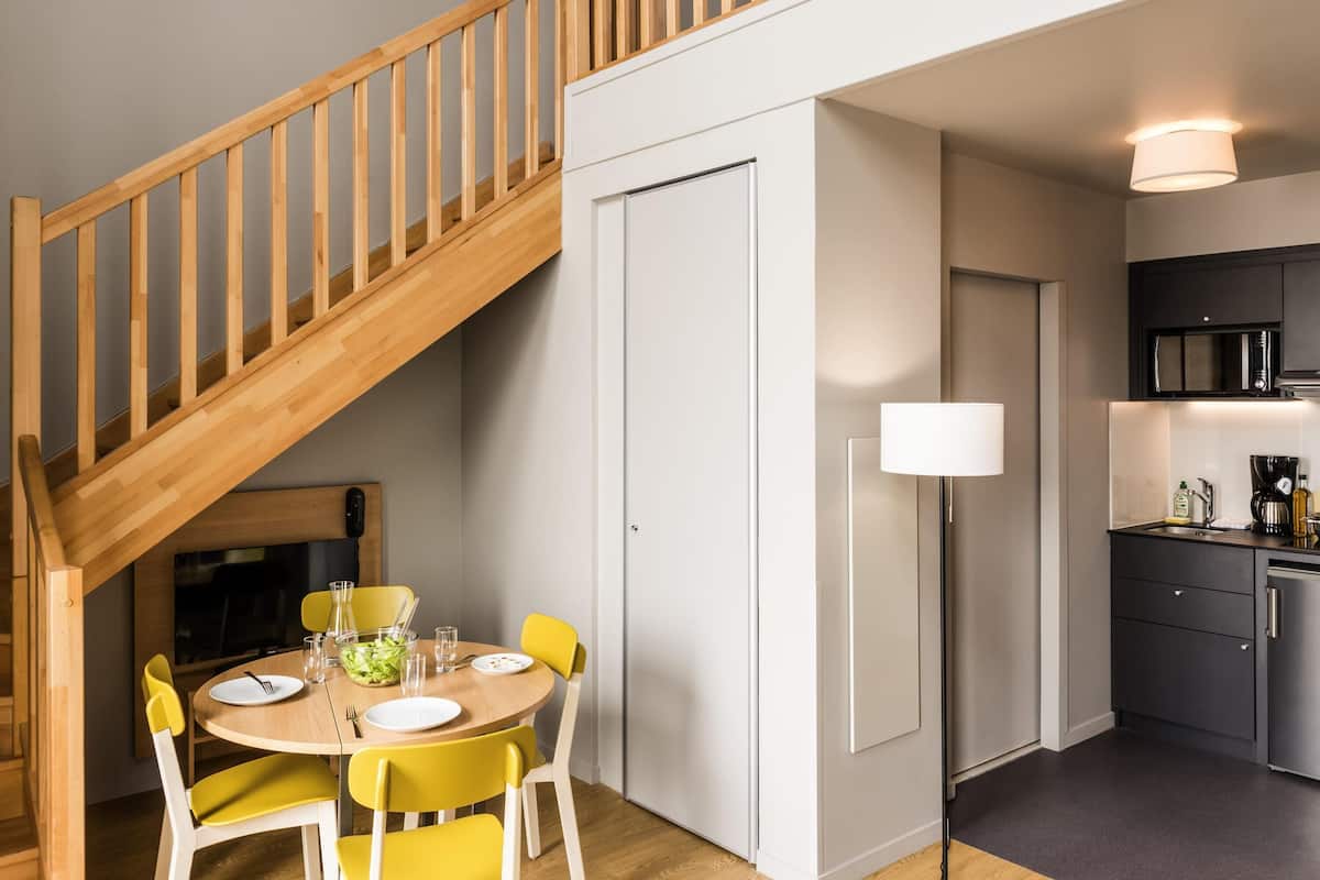 Studio, 1 lit double et 1 canapé-lit, en mezzanine (4 people) | Bureau, chambres insonorisées, lits bébé (gratuits), Wi-Fi gratuit