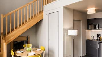 Monolocale, 1 letto matrimoniale con divano letto, al piano ammezzato (4 people) | Una scrivania, insonorizzazione, culle/letti per bambini (gratuiti)