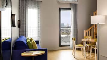 Studio, 2 Double Beds (4 people) | Desk, soundproofing, free cribs/infant beds, free WiFi