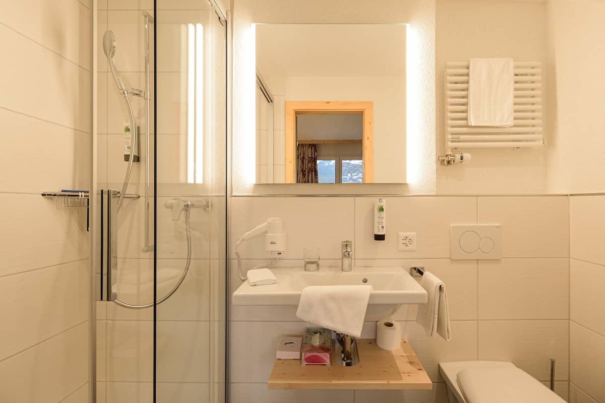 comfort single room | bathroom | free toiletries, hair dryer, slippers, towels