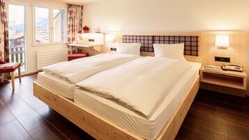 Kahden hengen comfort-huone | Allergiatestatut vuodevaatteet, tallelokero huoneessa, työpöytä