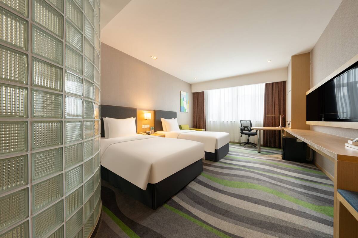 Phòng Superior, 2 giường đơn (Extra Floor Space) | Minibar, két bảo mật tại phòng, bàn, phòng cách âm 