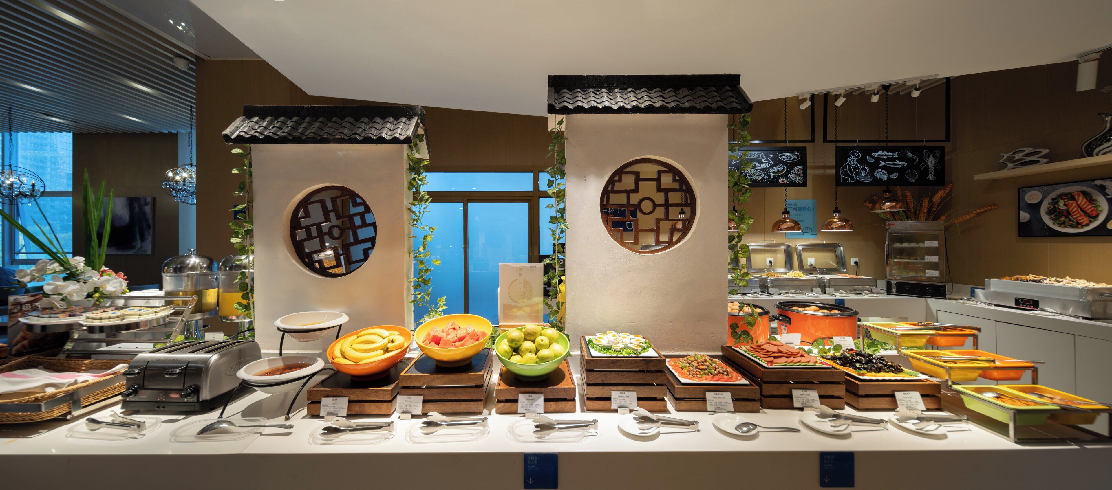 بوفيه فطور مجانًا يوميًا