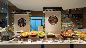 Un buffet proposant une variété de plats et d’ustensiles.