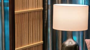 Minibar, safe på rommet, skrivebord og blendingsgardiner