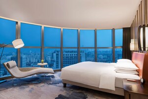 迷你吧、客房内保险箱、办公桌、遮光窗帘