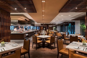 Hi ha 2 restaurants amb plats de cuina internacional