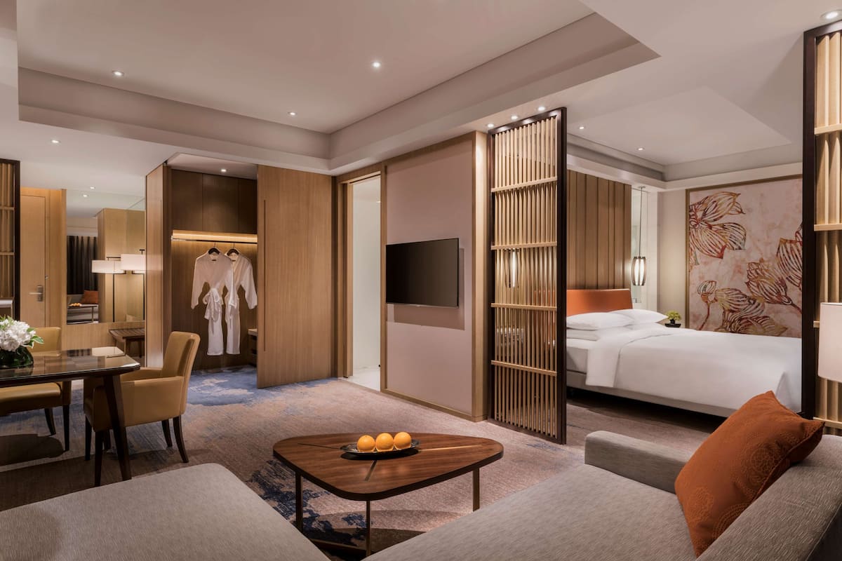 Deluxe Room, 1 King Bed (Club Access) | Minibar, in-room safe, desk, blackout drapes