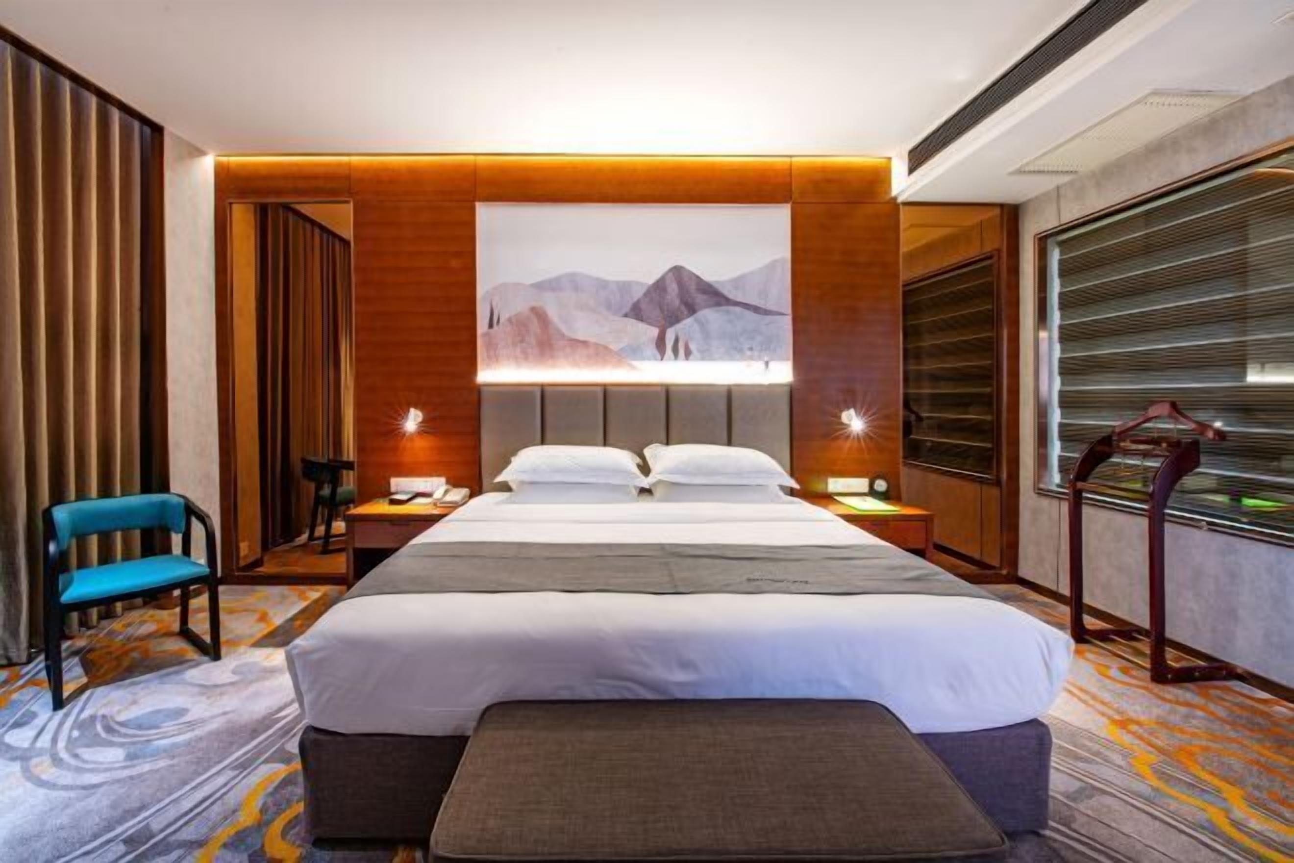 迷你吧、客房内保险箱、闹钟