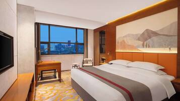 Deluxe Room, 1 King Bed, Smoking | Minibar, in-room safe, alarm clocks