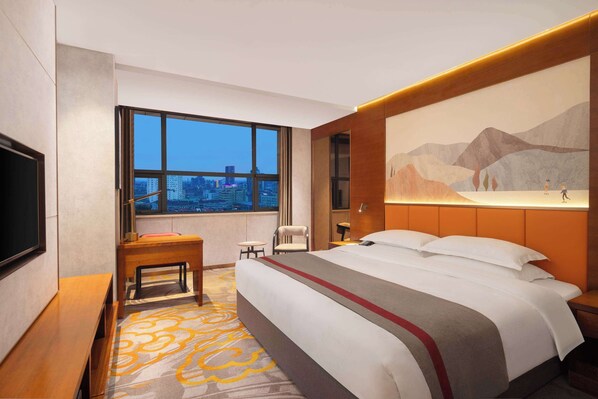Deluxe Room, 1 King Bed, Smoking | Minibar, in-room safe, alarm clocks