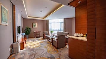 ميني بار وخزنة داخل الغرفة ومُنبهات