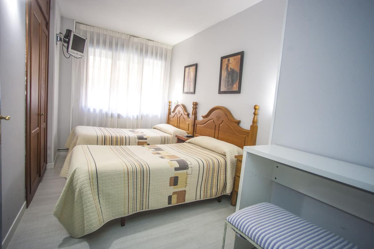 Double Room | Meja, ruang kerja komputer riba, langsir/tirai gelap terus