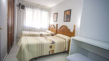 Bureau, espace de travail pour ordinateur portable, rideaux occultants