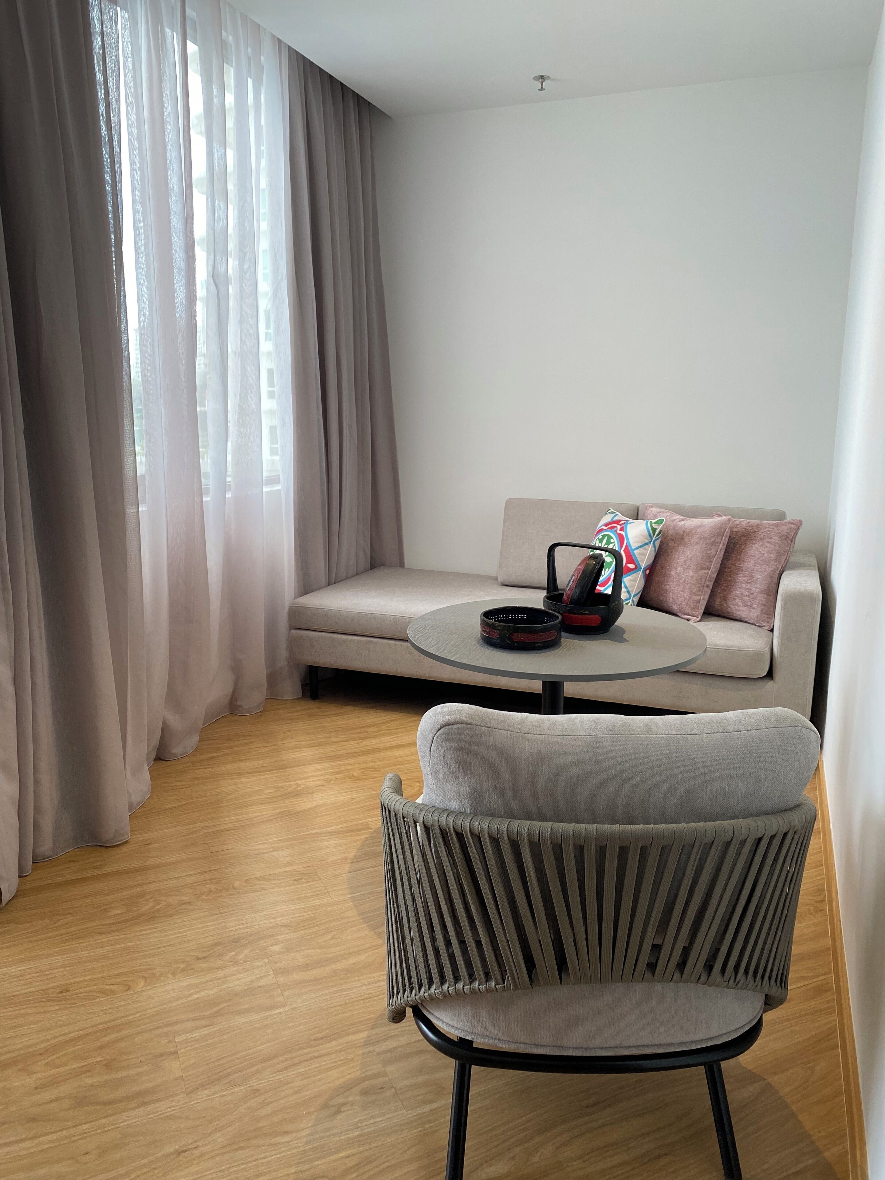 Een 55-inch ledtelevisie met satellietzenders en slimme speakers