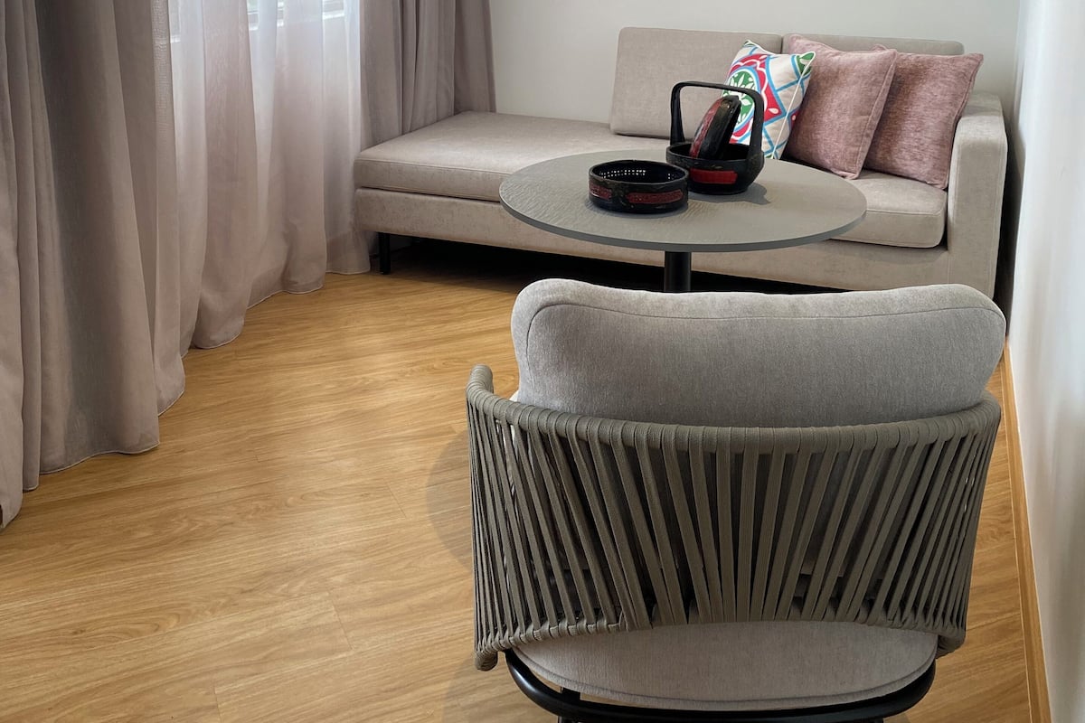 Een 55-inch ledtelevisie met satellietzenders en slimme speakers