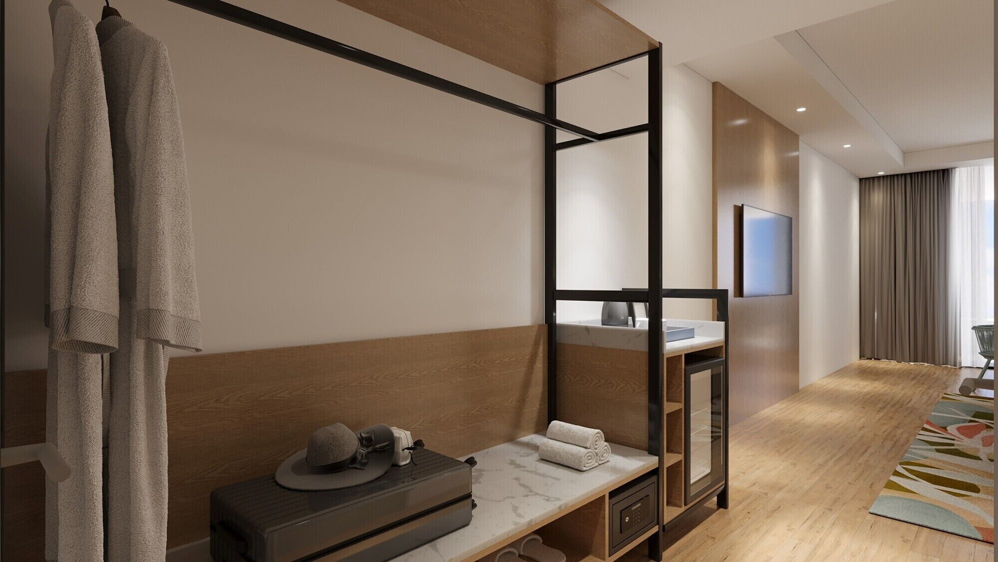 Een moderne hotelkamer met een grote spiegel, een houten bankje, een tafeltje met een hoed en een afstandsbediening, en uitzicht op de stad door het raam.