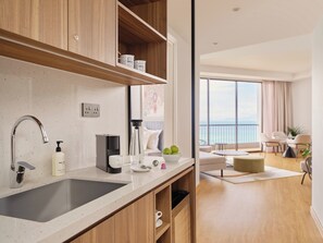 Høy barnestol og miljøvennlige rengjøringsmidler