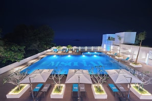 Piscina externa, funciona das 8h às 20h, guarda-sóis, espreguiçadeiras