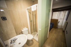 Einzelzimmer | Badezimmer | Dusche, kostenlose Toilettenartikel, Haartrockner, Handtücher