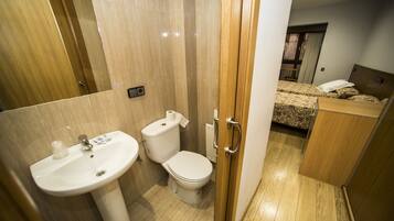 Double Room | Bathroom | Shower, free toiletries, hair dryer, towels